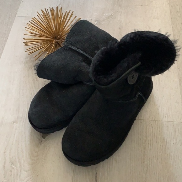 UGG Bailey Button Black Boots size 6 leather sheepskin lining winter cozy - Picture 6 of 16